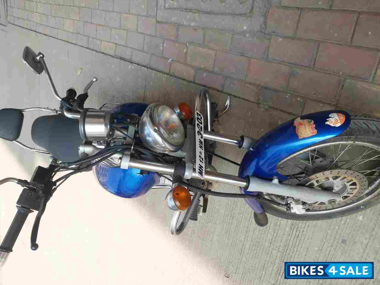 Blue Bajaj Avenger 220 DTS-i