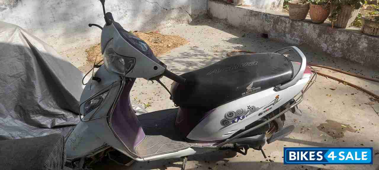 White Honda Activa i