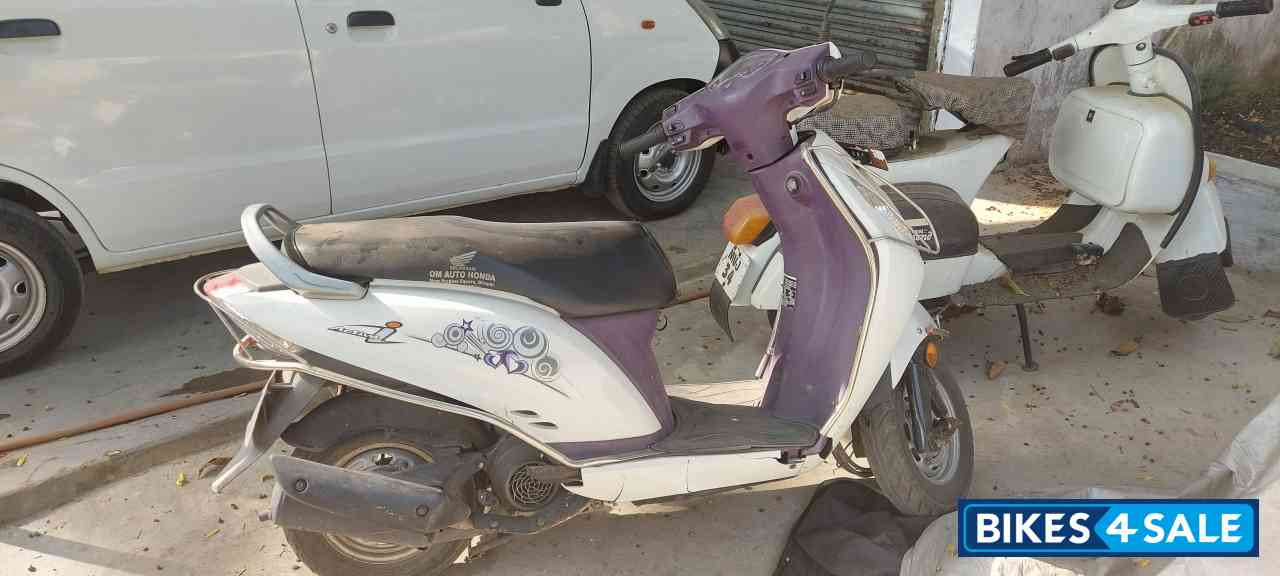 White Honda Activa i