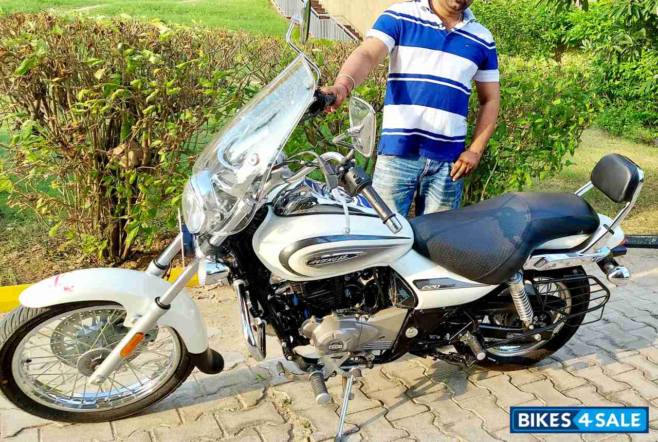 White Bajaj Avenger Cruise 220