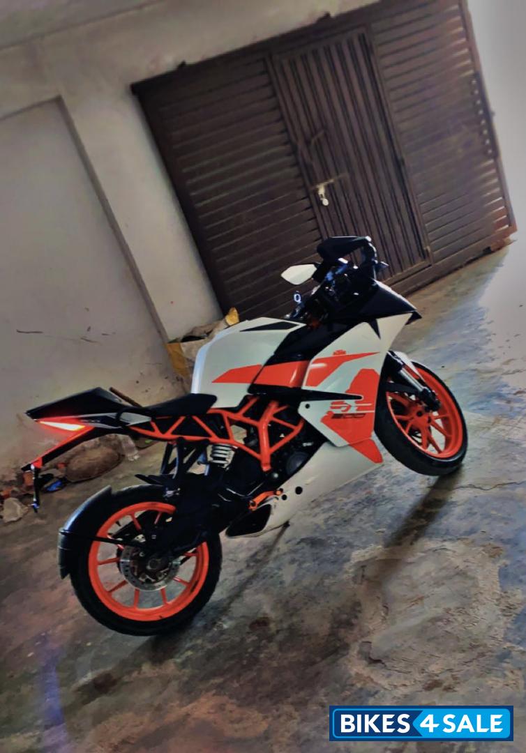 White KTM RC 200