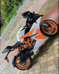 White KTM RC 200