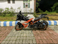White KTM RC 200