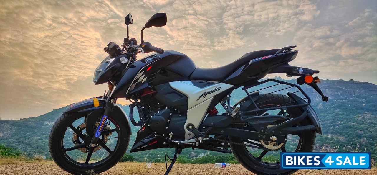 Black TVS Apache RTR 160 4V BS6