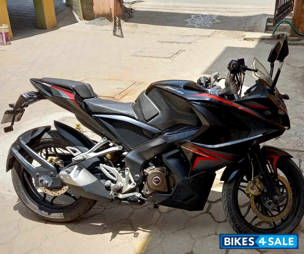 Black Bajaj Pulsar RS 200 ABS