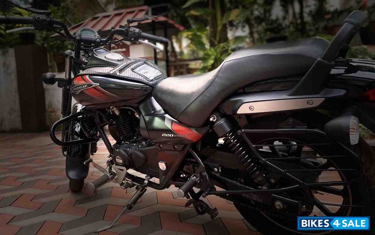 Bajaj Avenger 220 DTS-i