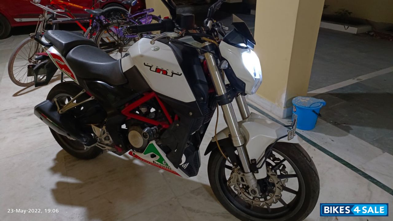 White Benelli TNT25