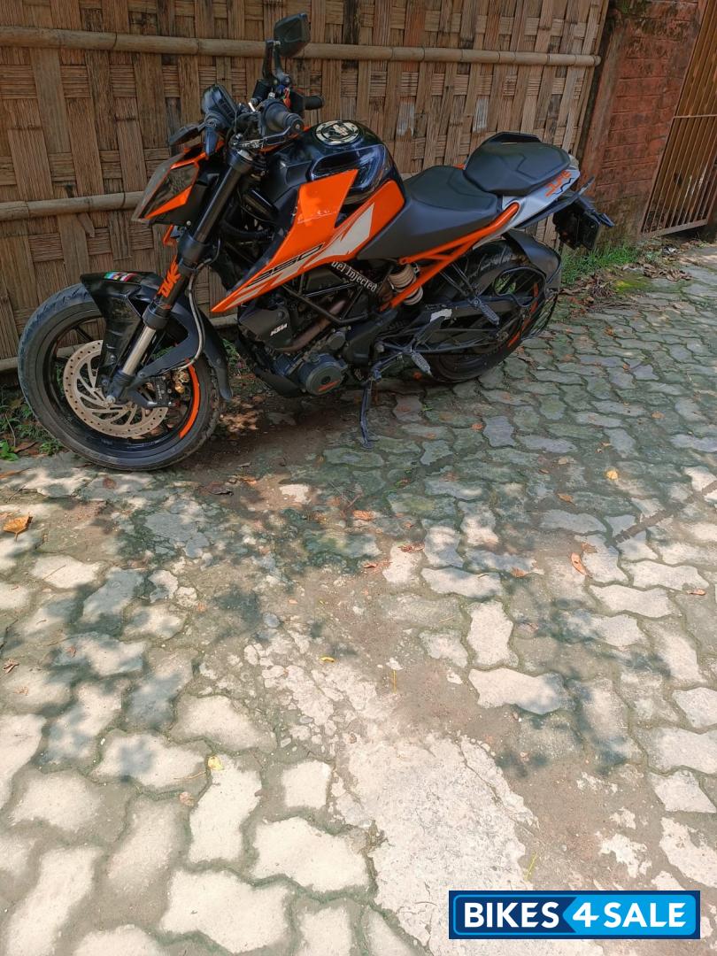 Orange KTM Duke 250