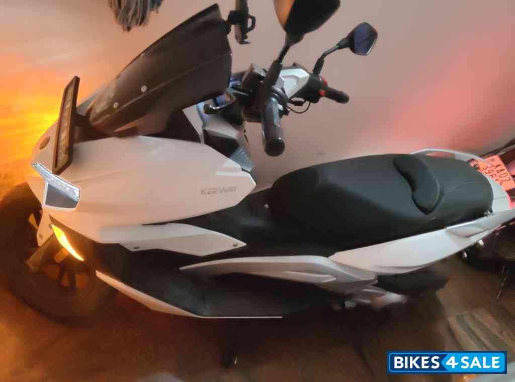 White Keeway Vieste 300