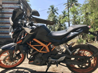 Black/orange KTM Duke 390