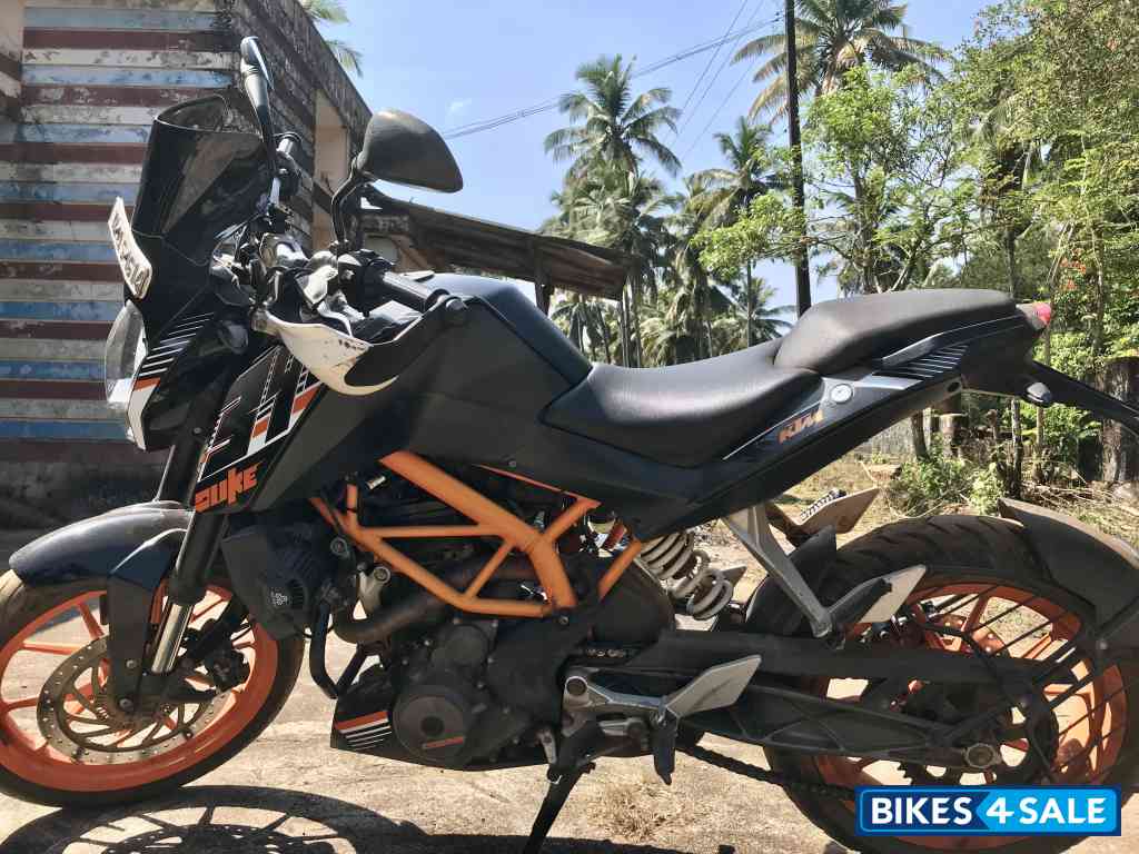 Black/orange KTM Duke 390