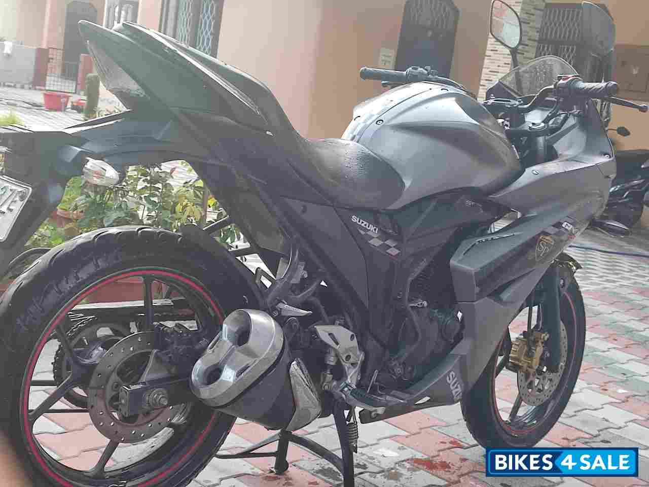 Metalic Grey Suzuki Gixxer SF SP