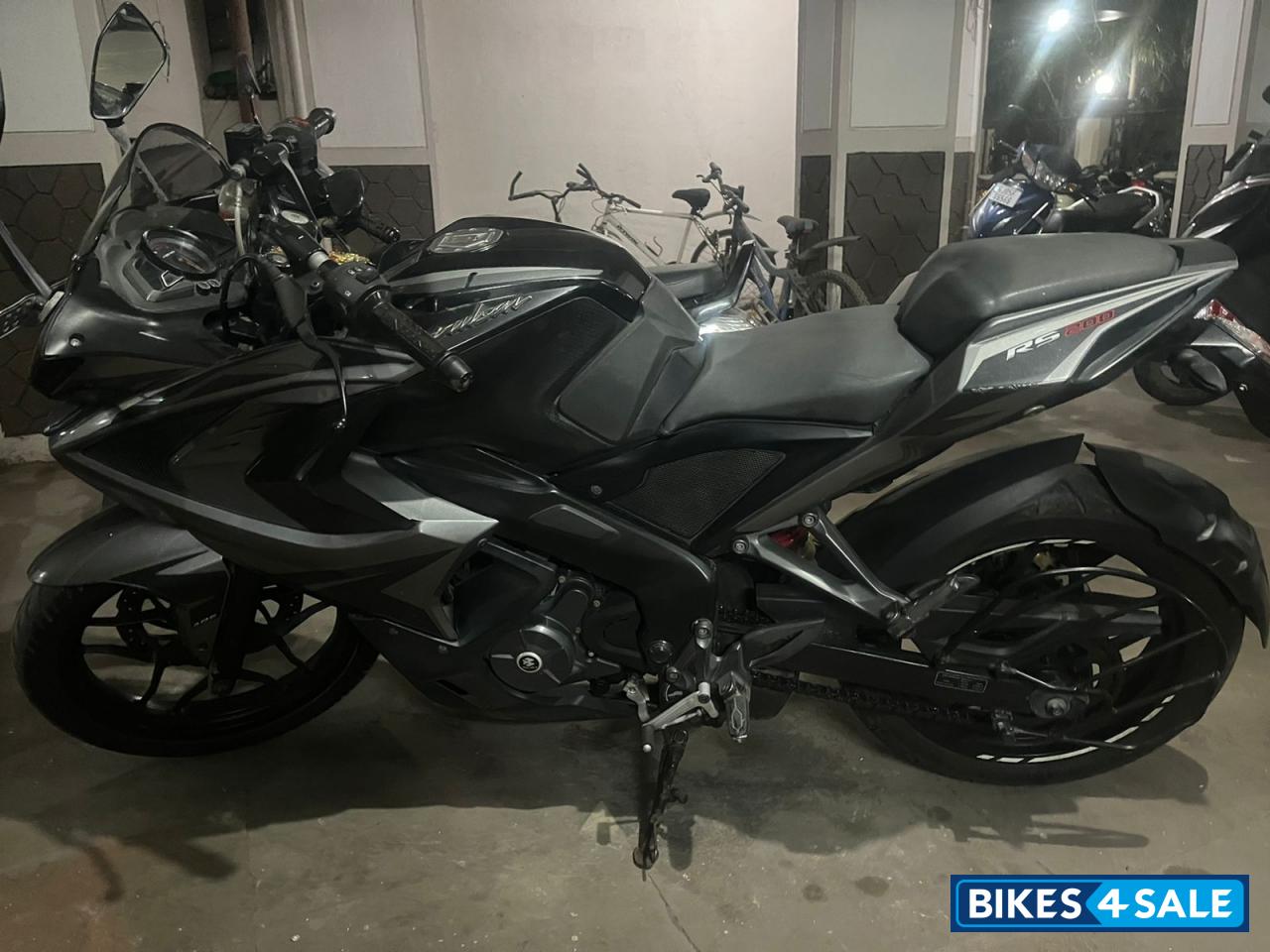 Bajaj Pulsar RS 200 ABS