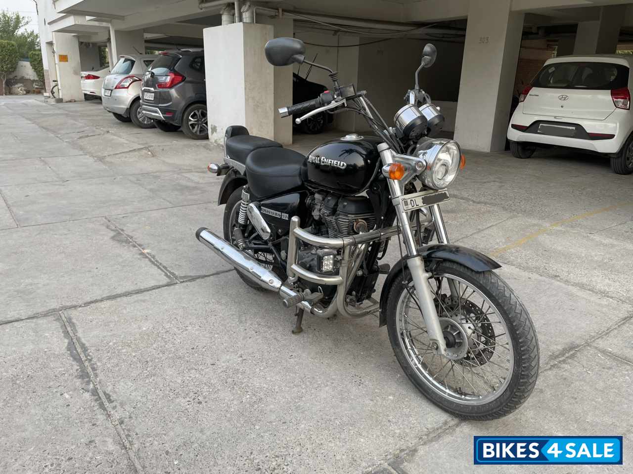 Black Royal Enfield Thunderbird 350