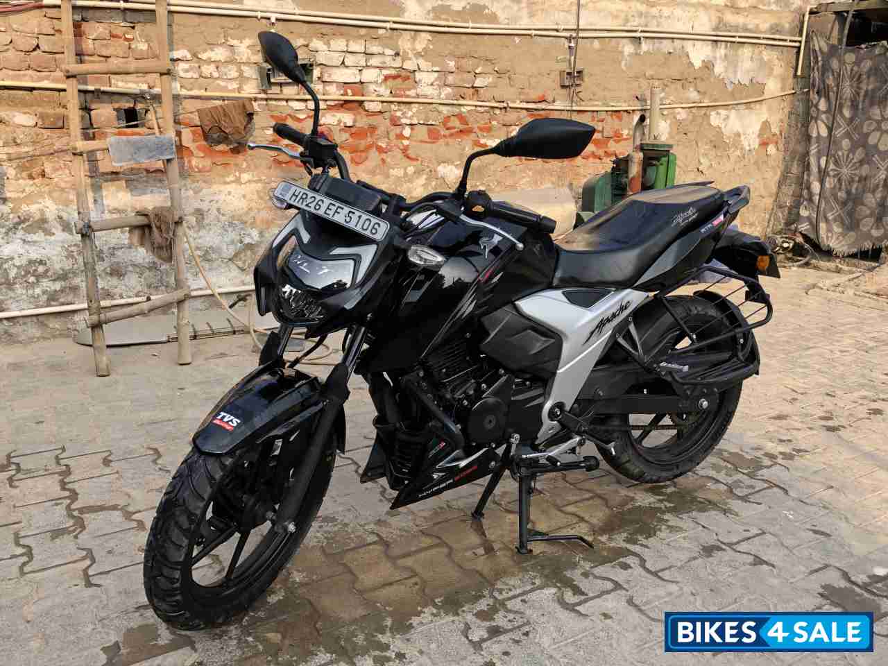 Black TVS Apache RTR FI 160