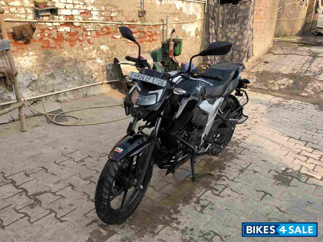 Black TVS Apache RTR FI 160