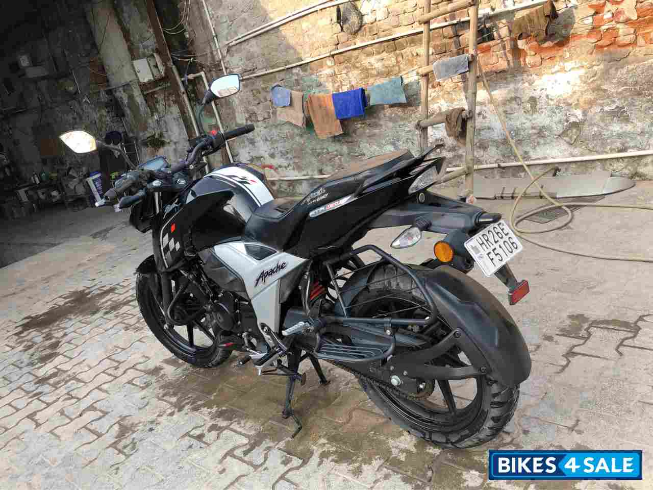 Black TVS Apache RTR FI 160