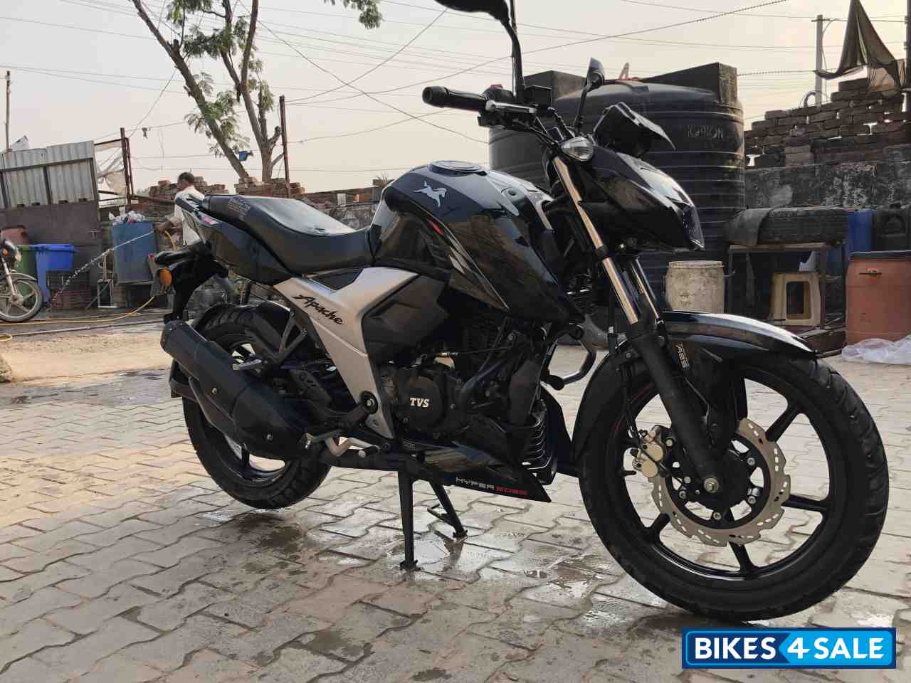 Black TVS Apache RTR FI 160