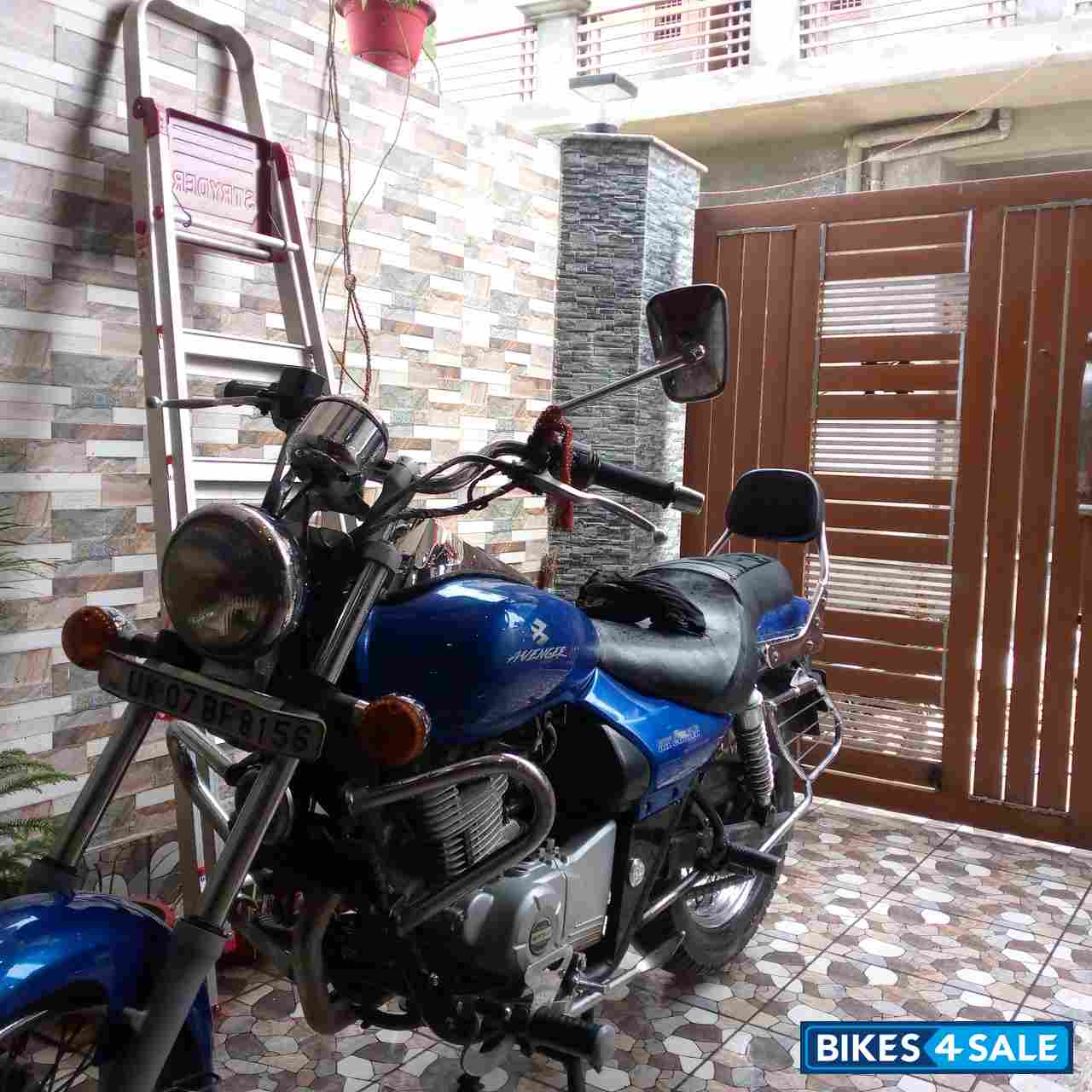 Blue Bajaj Avenger Cruise 220