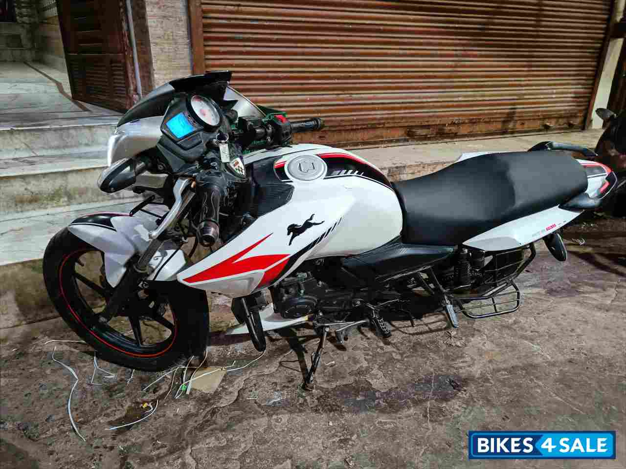 White TVS Apache RTR 160
