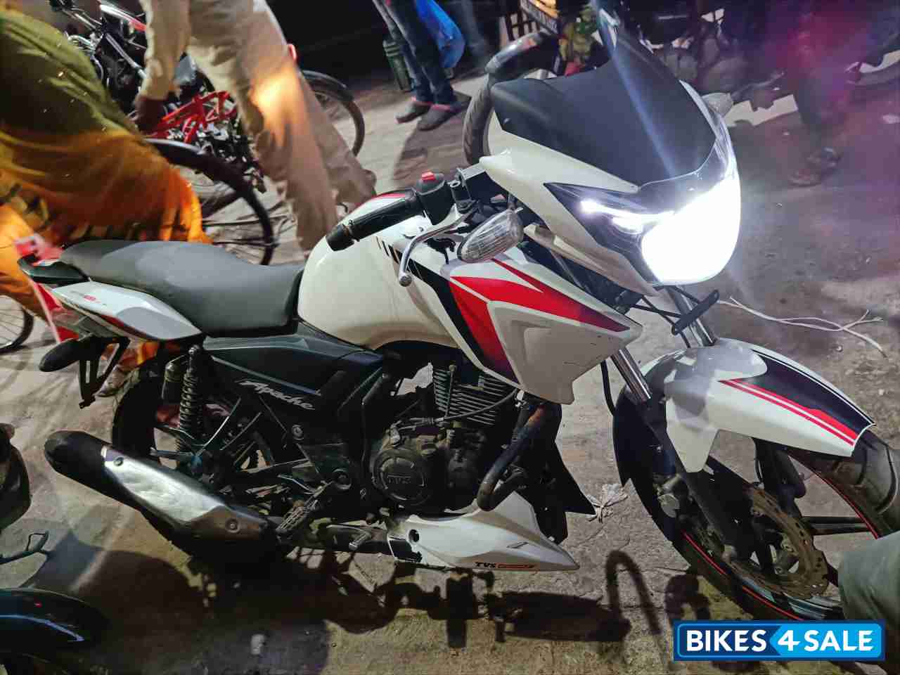 White TVS Apache RTR 160 White TVS Apache RTR 160