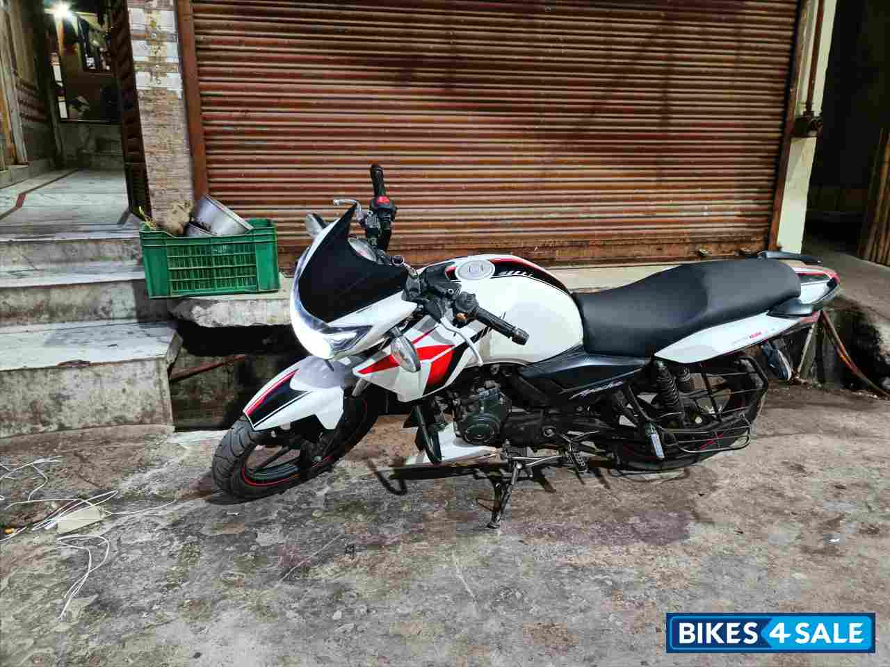 White TVS Apache RTR 160 White TVS Apache RTR 160