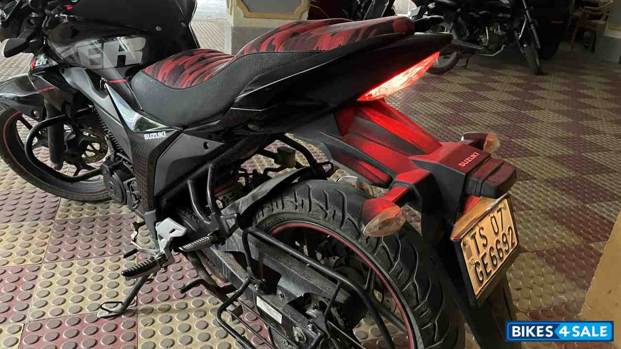 Black Suzuki Gixxer 150