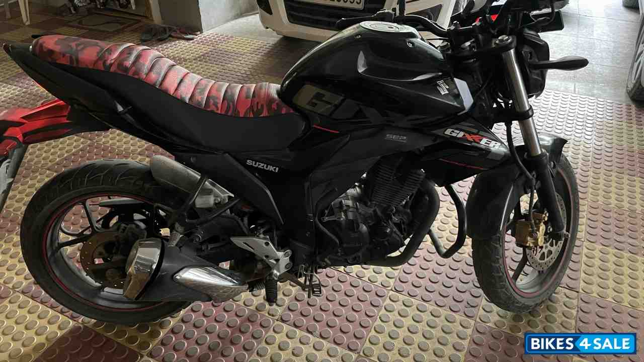 Black Suzuki Gixxer 150
