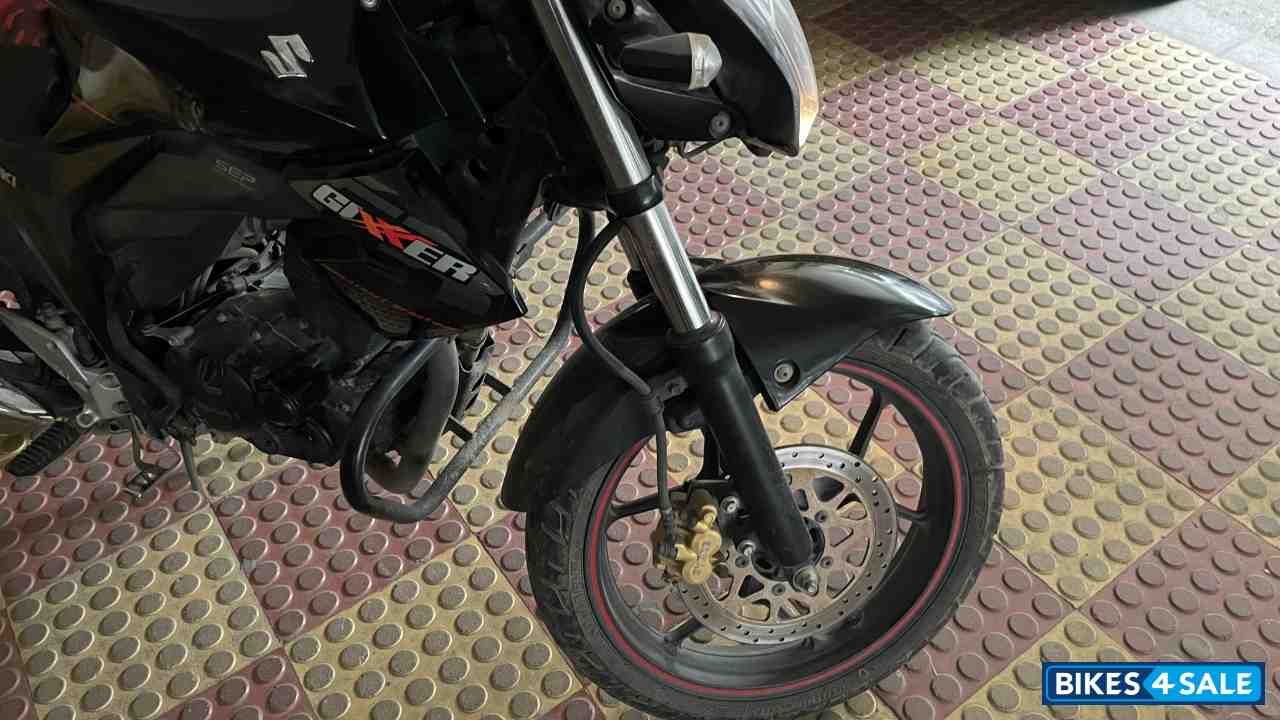 Black Suzuki Gixxer 150
