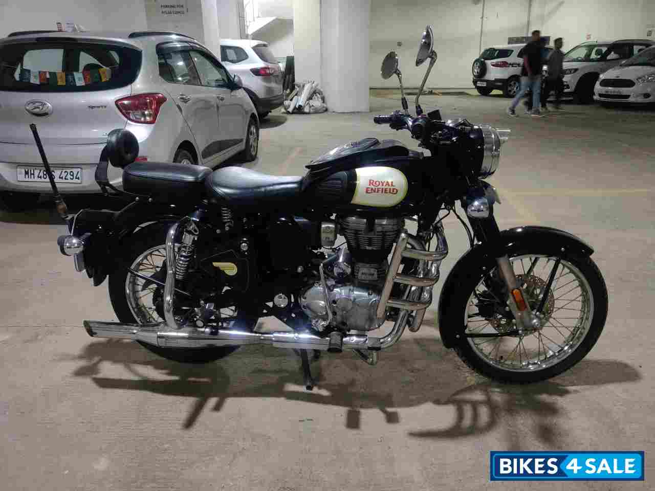 Classic Black Royal Enfield Bullet 350 ES BS6