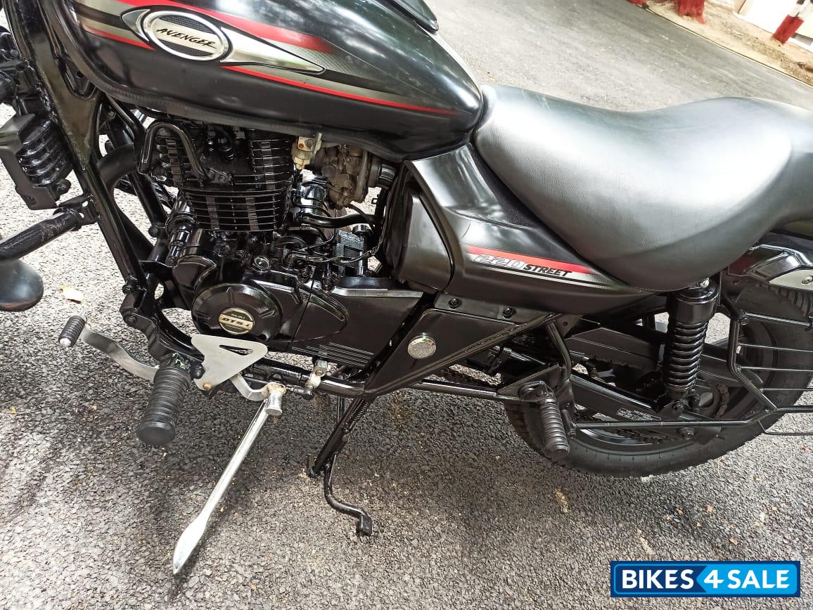 Matte Black Bajaj Avenger Street 220