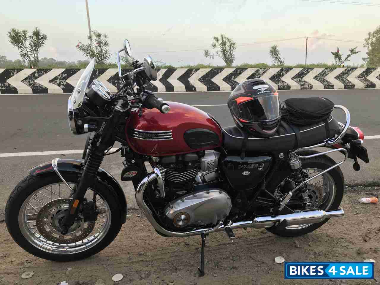 Cranberry Red Triumph Bonneville T100