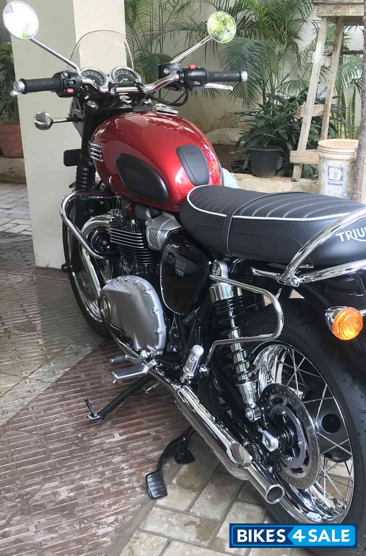 Cranberry Red Triumph Bonneville T100