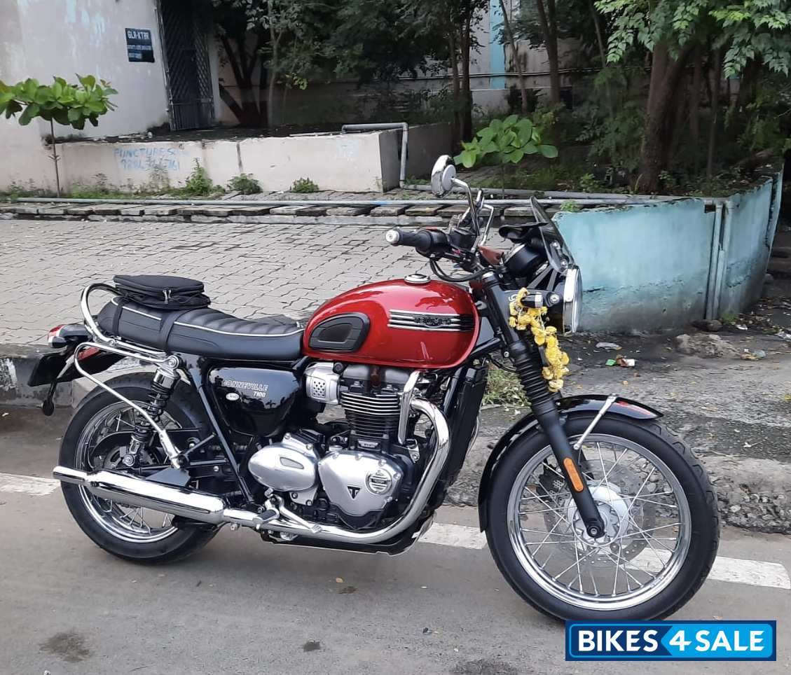 Cranberry Red Triumph Bonneville T100