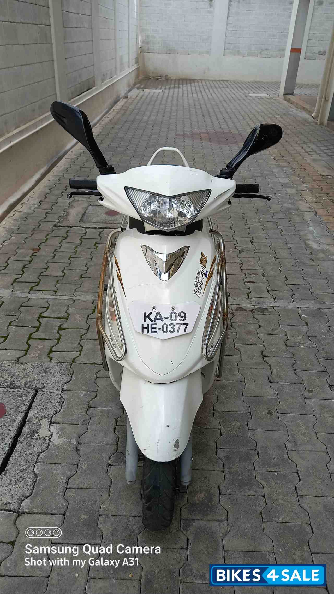 White Mahindra Rodeo UZO 125