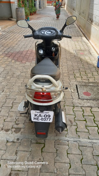 White Mahindra Rodeo UZO 125