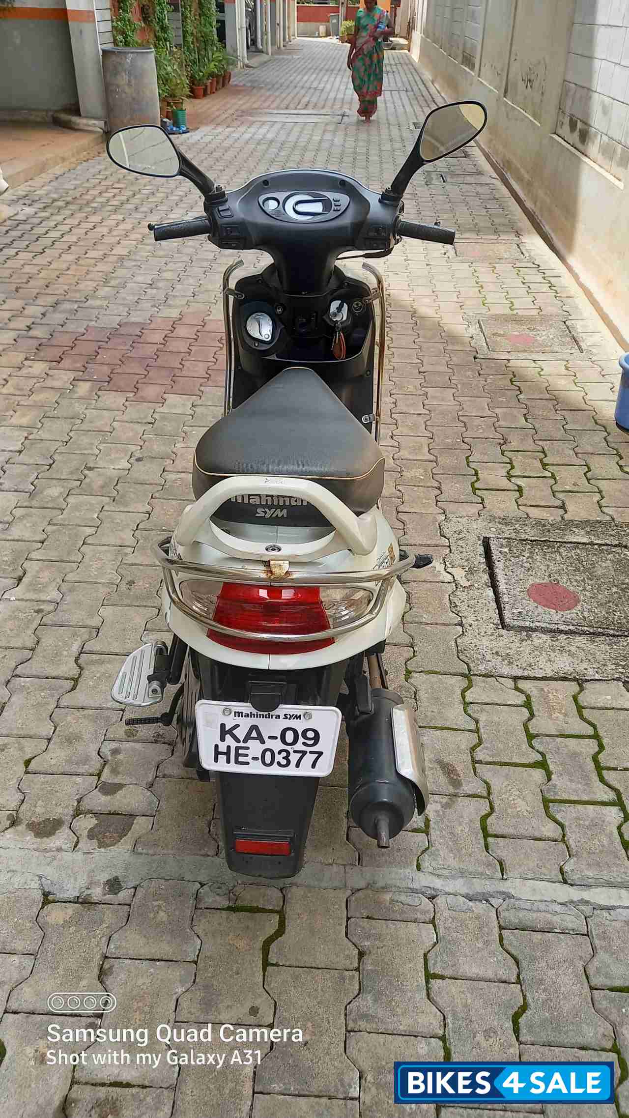 White Mahindra Rodeo UZO 125