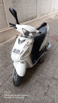 White Mahindra Rodeo UZO 125