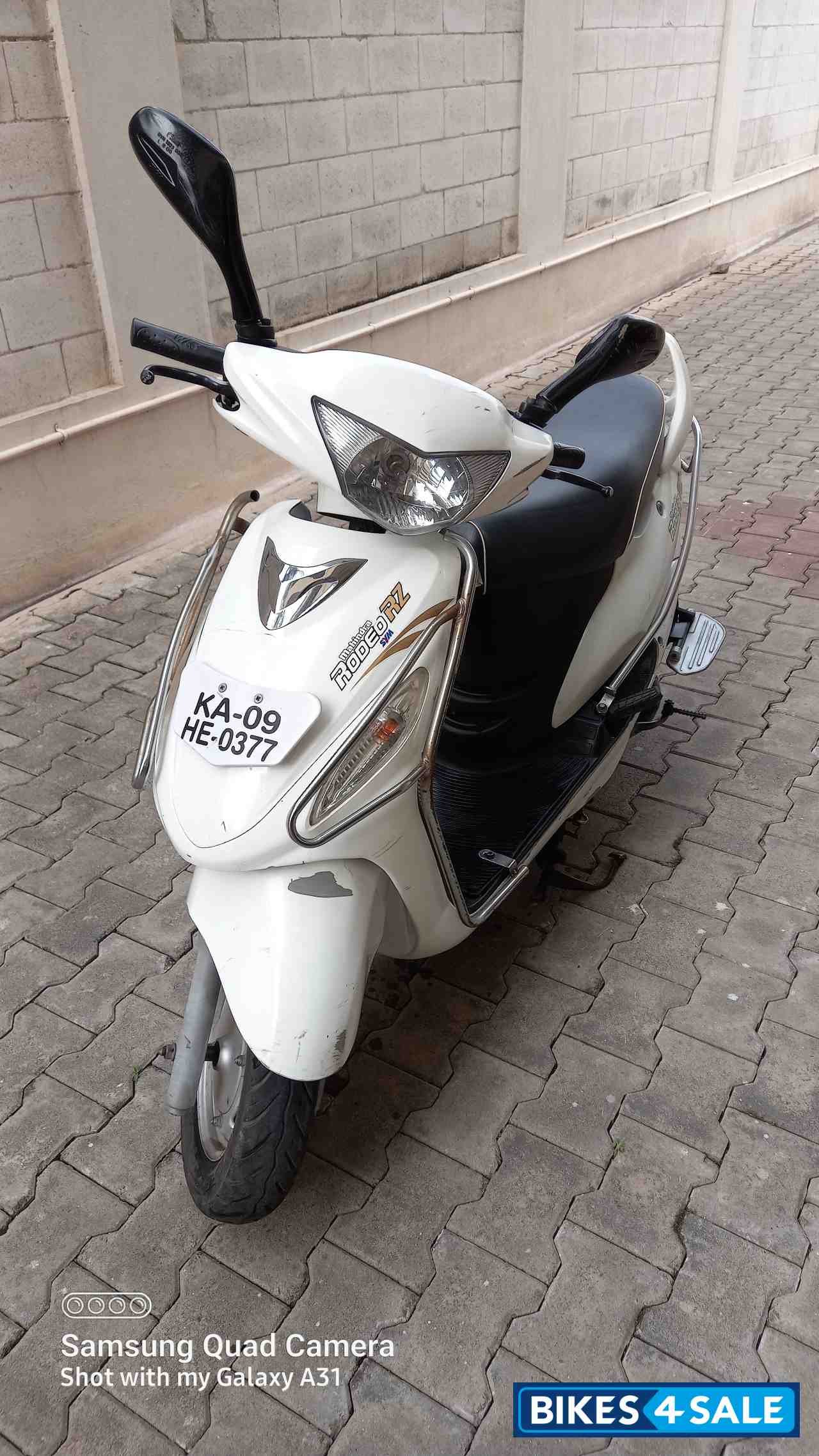 White Mahindra Rodeo UZO 125