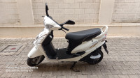 White Mahindra Rodeo UZO 125