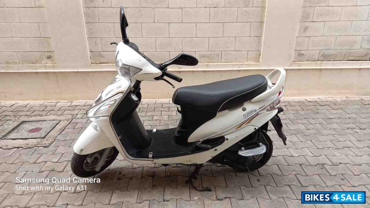 White Mahindra Rodeo UZO 125