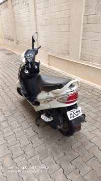 White Mahindra Rodeo UZO 125