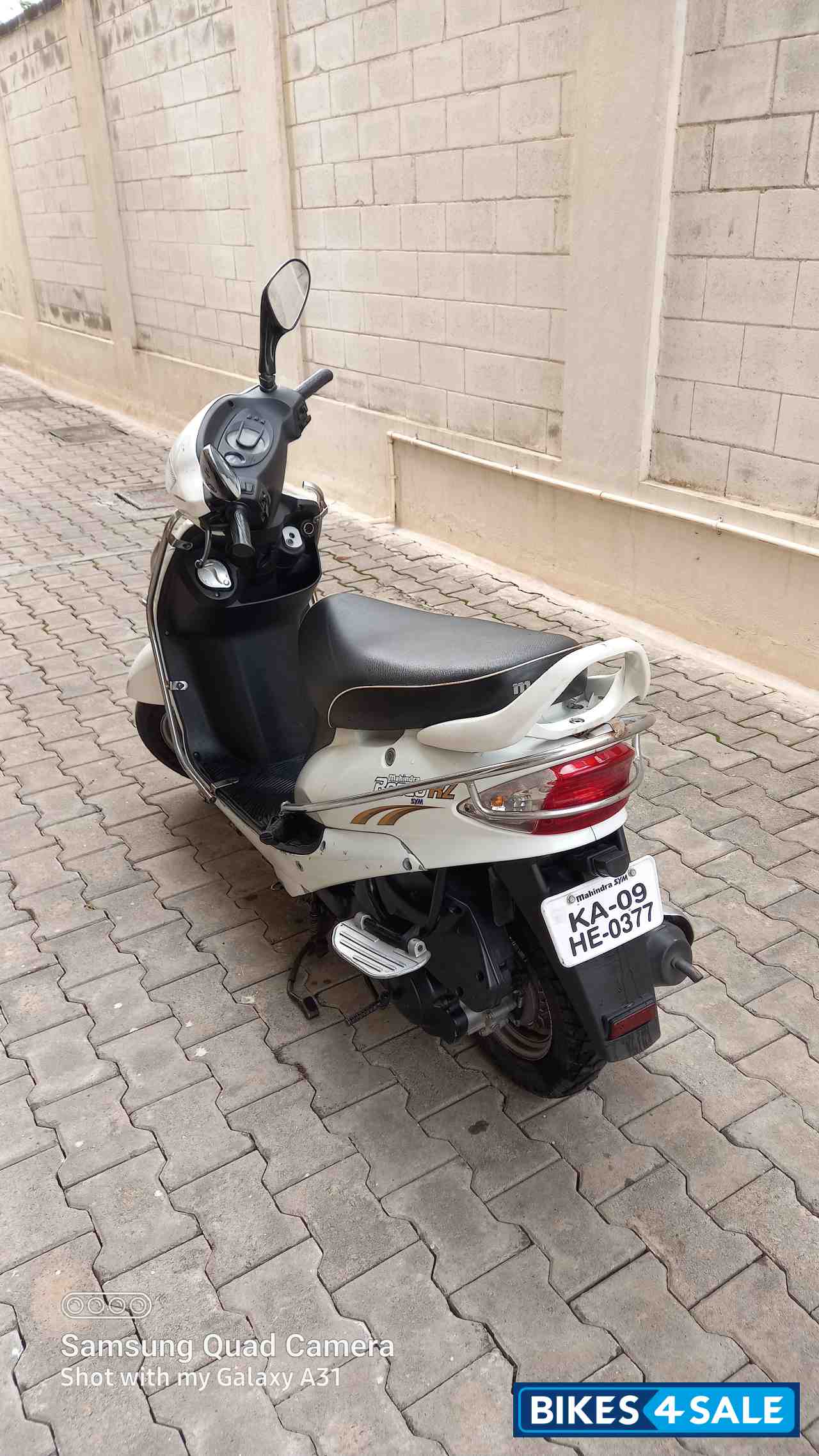 White Mahindra Rodeo UZO 125