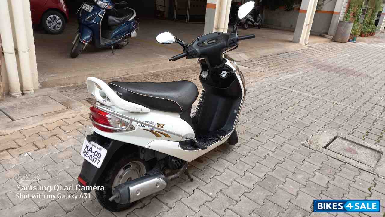 White Mahindra Rodeo UZO 125