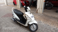 White Mahindra Rodeo UZO 125