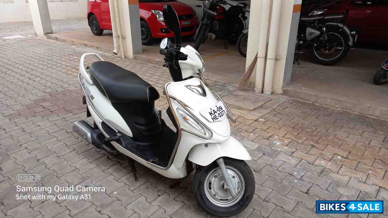 White Mahindra Rodeo UZO 125