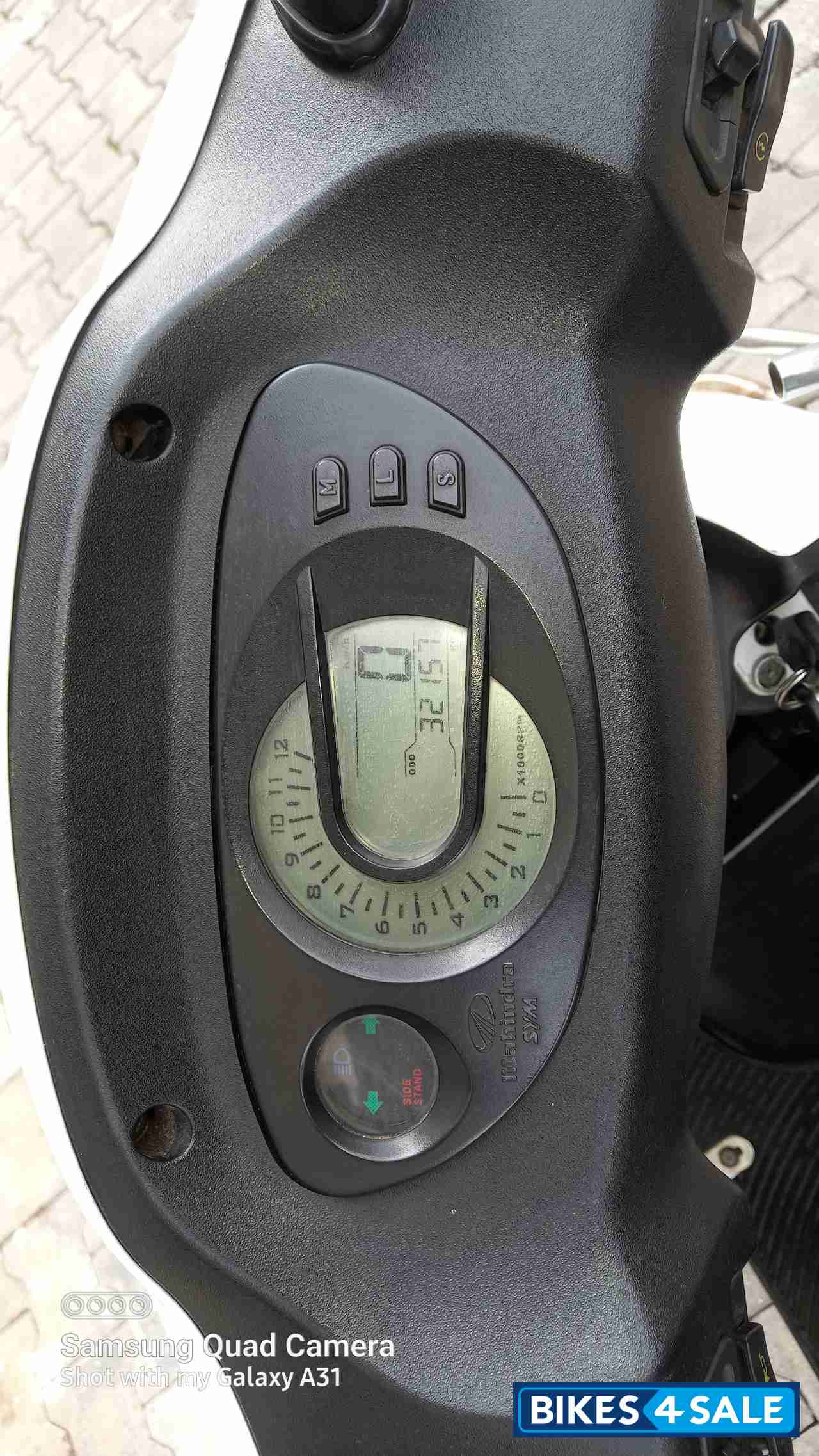 White Mahindra Rodeo UZO 125