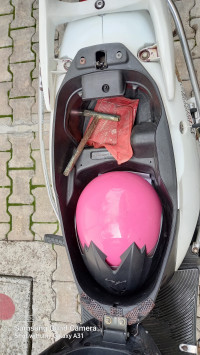 White Mahindra Rodeo UZO 125