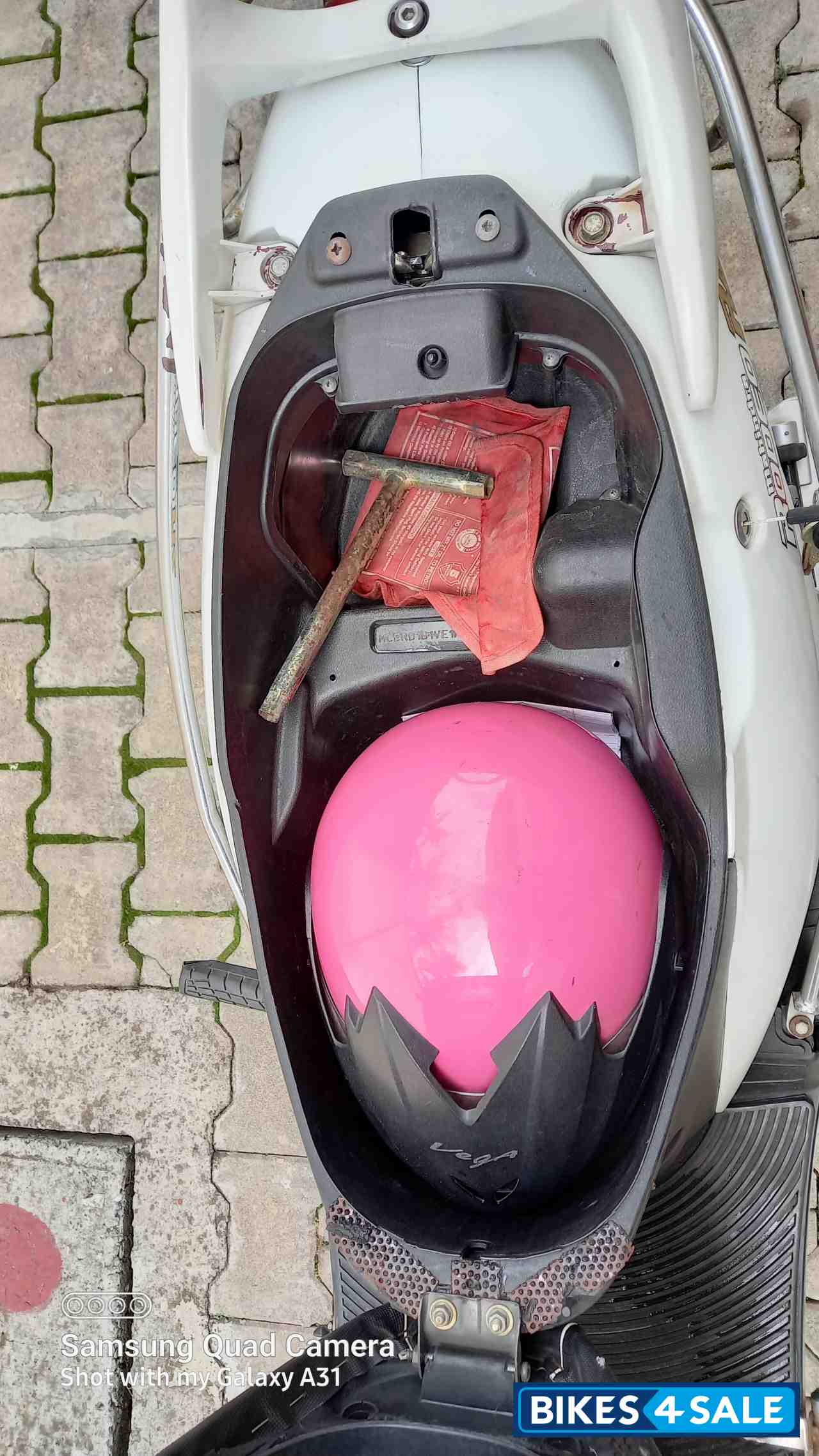 White Mahindra Rodeo UZO 125