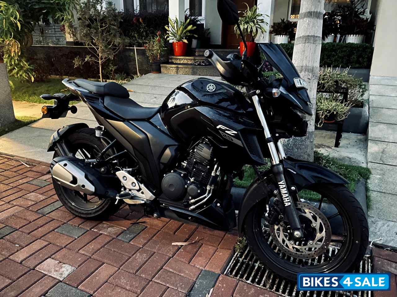 Black Yamaha FZ 25 BS6